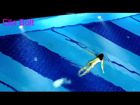 ❤️ Abdi teu tiasa ngeureunkeun nonton, pirang ngora bray ngojay buligir di ELLA bolt Resort kolam renang ️❌ video sex di urang ❌